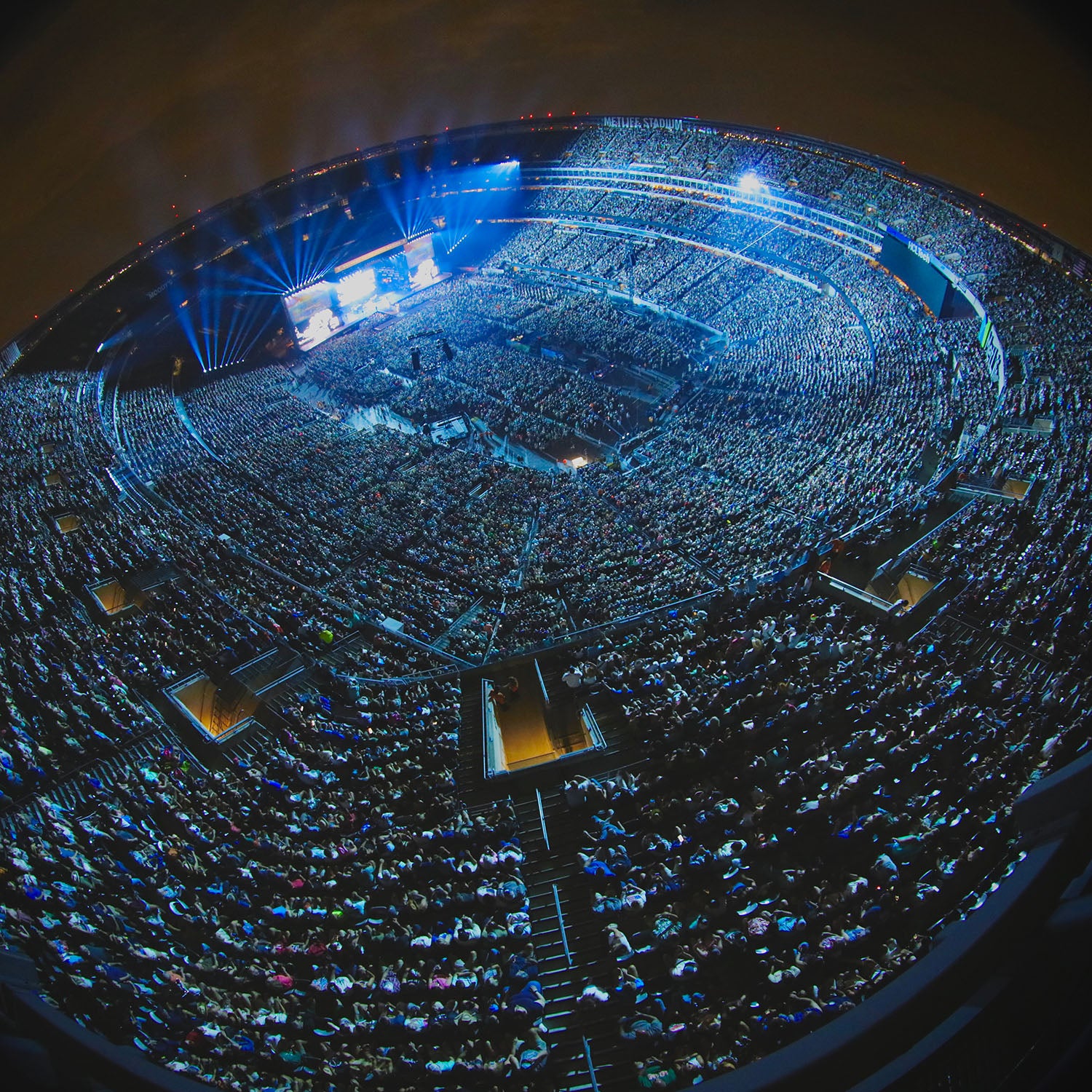 Kenny Chesney Takes Metlife w/ New Record